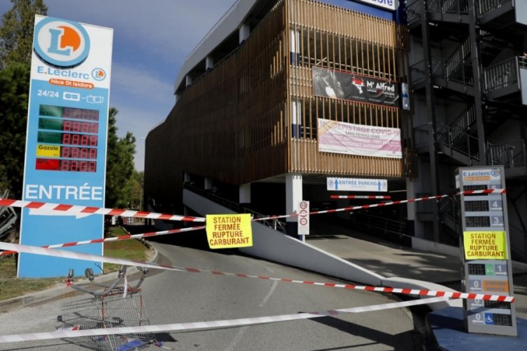 Fransa'da akaryakıt istasyonlarında uzun kuyruklar oluştu