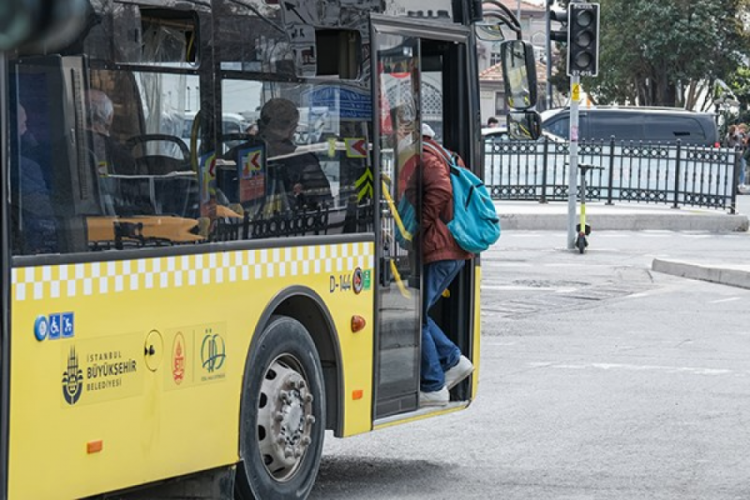 İstanbul Fatih'te otob&uuml;s s&uuml;r&uuml;c&uuml;s&uuml; tartıştığı yolcuyu darp etti