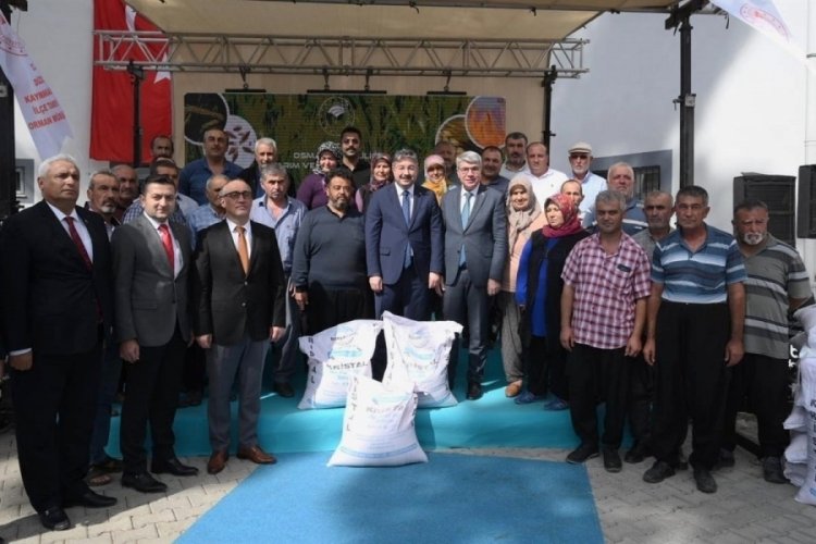 Osmaniye'de &ccedil;ift&ccedil;ilere 19 ton yerli arpa tohumu dağıtıldı