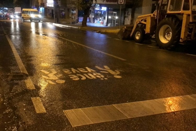Edirne'de su borusu patladı, asfaltta metrelerce g&ouml;&ccedil;&uuml;k oluştu