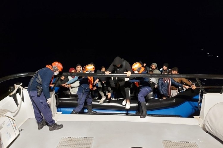 Yunanistan'ın ittiği 33 d&uuml;zensiz g&ouml;&ccedil;men kurtarıldı