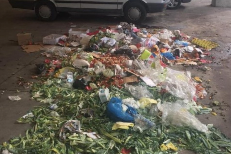 Zonguldak &Ccedil;aycuma'da belediye pazar yerindeki &ccedil;&ouml;pleri toplamayı unuttu
