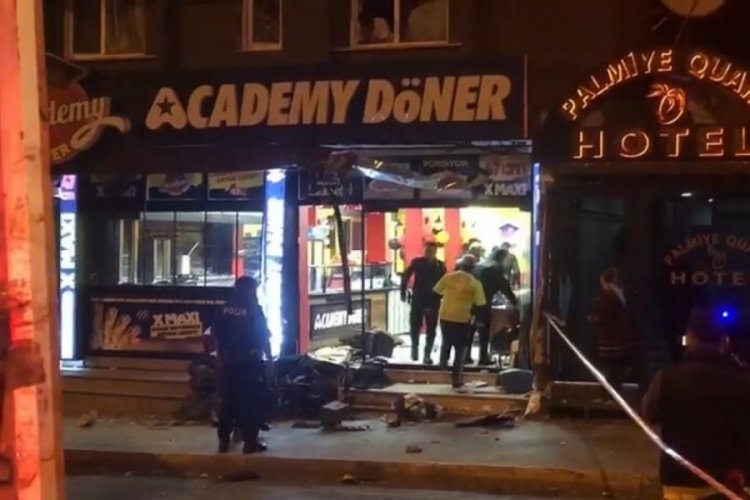 İstanbul'da kamyonet d&uuml;kkana daldı: 1 &ouml;l&uuml;, 1 yaralı