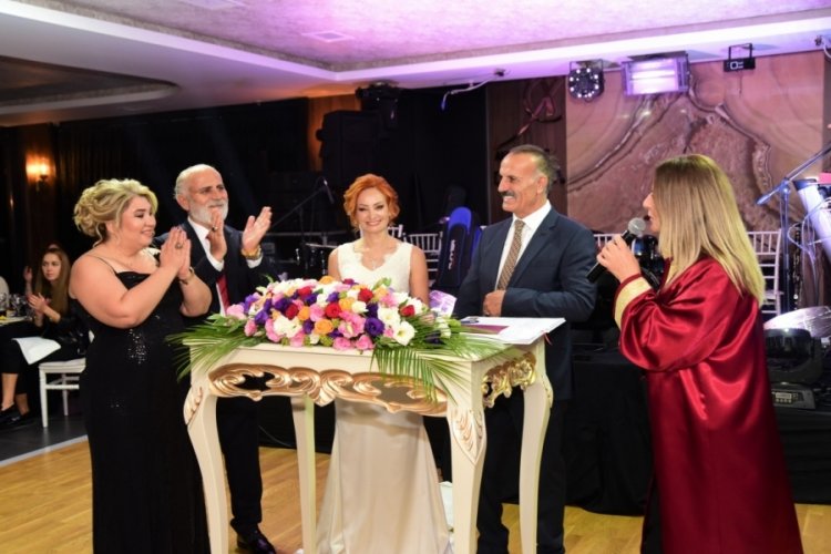 Zeynep Bab&uuml;rşah ile Mehmet Karas&uuml;l&uuml;k'den en anlamlı 'evet'
