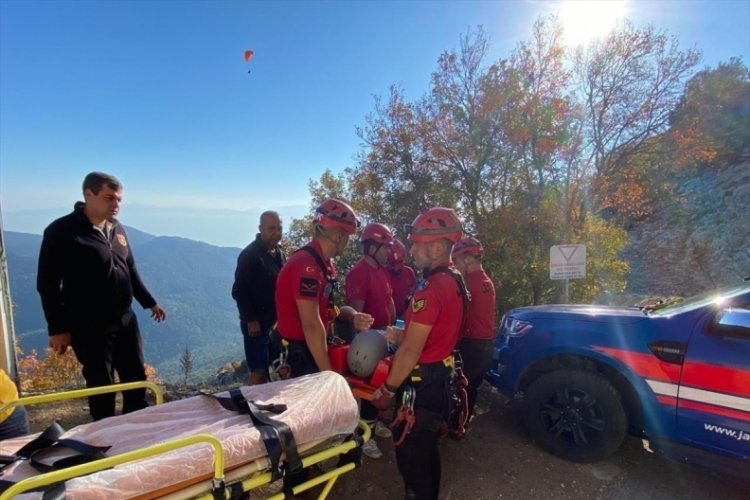 Muğla'da yama&ccedil; paraş&uuml;t&uuml; ile atlayan turist kayalıklara d&uuml;şt&uuml;