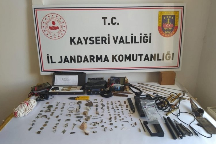 Kayseri'de trafik kontrol&uuml;nde aranan ara&ccedil;tan tarihi eser &ccedil;ıktı