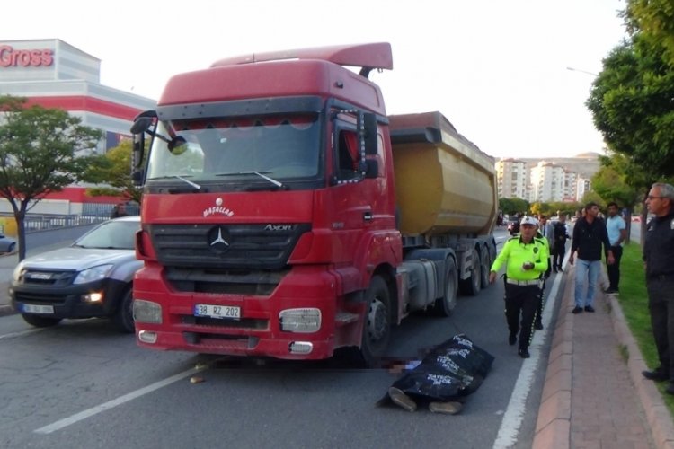 Kayseri'de tırın &ccedil;arptığı kişi hayatını kaybetti