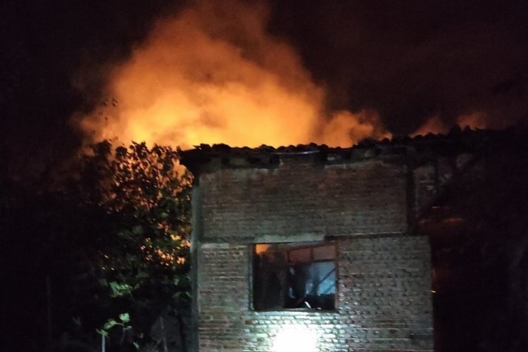 Balıkesir'de ahşap binada &ccedil;ıkan yangın korkuttu