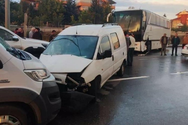 Eskişehir'de hafif ticari ara&ccedil; &ouml;nce otob&uuml;se sonra minib&uuml;se &ccedil;arptı