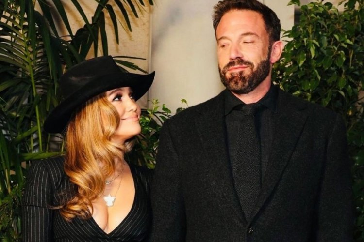 Ben Affleck ve Jennifer Lopez'den evli &ccedil;ift pozu