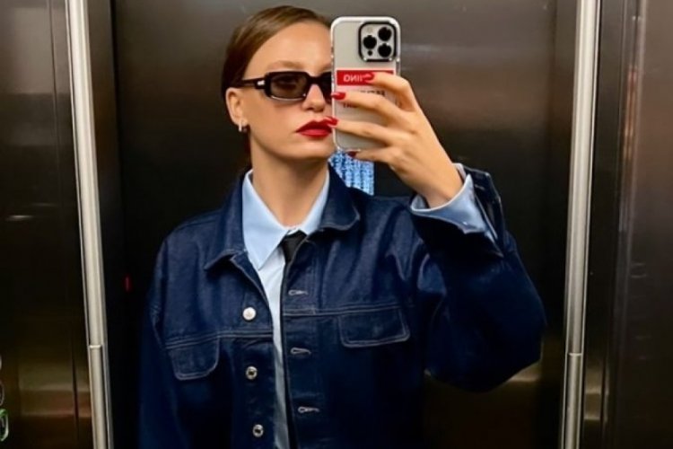 Serenay Sarıkaya'nın asans&ouml;r pozu