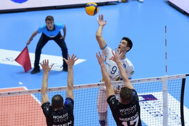 Efeler Ligi 4. haftanın a&ccedil;ılış ma&ccedil;ında Arkas Spor galip geldi