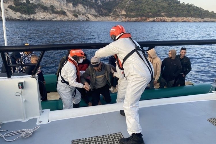 Aydın Kuşadası a&ccedil;ıklarında 51 d&uuml;zensiz g&ouml;&ccedil;men kurtarıldı