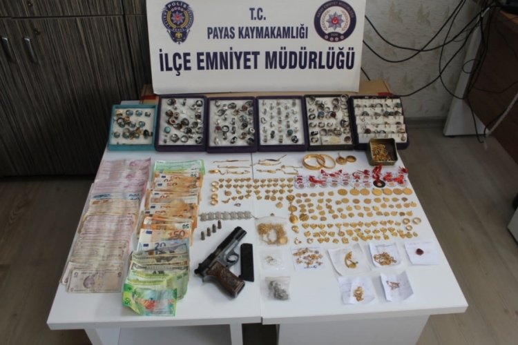 Hatay'da kuyumcudan &ccedil;aldığı altın ve paralarla yakalandı