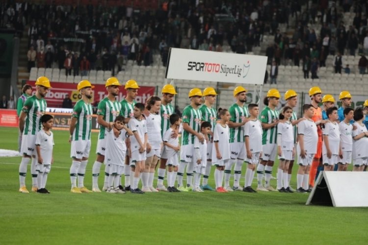 Konyaspor ve Gaziantep FK'lı futbolcular ma&ccedil;a baretle &ccedil;ıktı
