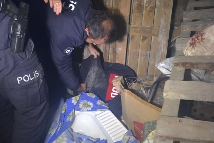 Bursa'da hırsızlık ş&uuml;phelisi polisi g&ouml;r&uuml;nce ne yapacağını şaşırdı