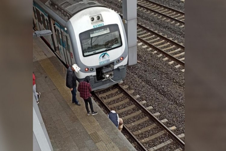 Ankara'da raylara d&uuml;şt&uuml;; tren 3 metre kala durduruldu