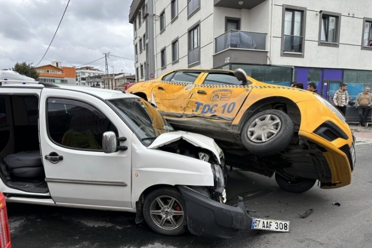 İstanbul'da iki ticari ara&ccedil; &ccedil;arpıştı: 4 kişi yaralandı