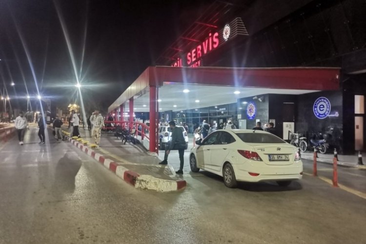 İzmir'de husumetlilerin kavgasında ortalık kan g&ouml;l&uuml;ne d&ouml;nd&uuml;