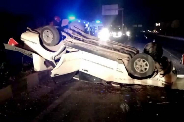 Manisa'da otomobil devrildi: 2 kişi yaralandı