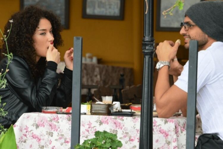 İpek Yazıcıoğlu sevgilisi Ekin Mert Daymaz'a eteğini g&ouml;sterdi
