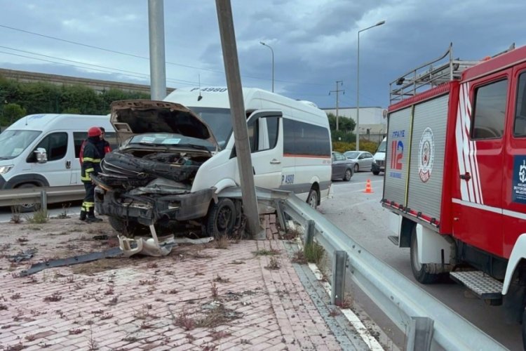 Kocaeli'de servis minib&uuml;s&uuml; bariyere &ccedil;arptı