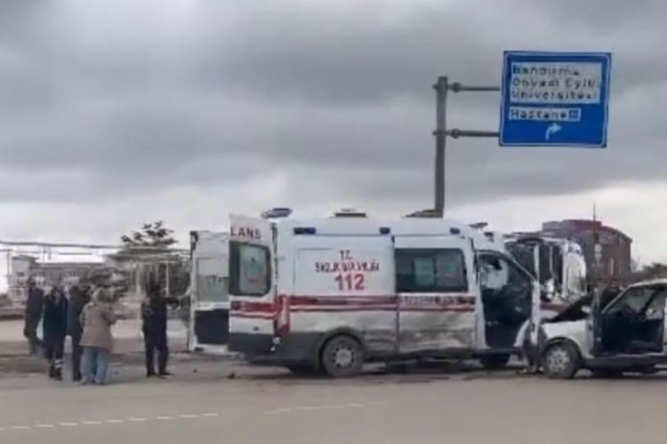 Balıkesir'de hasta taşıyan ambulansa otomobil &ccedil;arptı; 4 kişi yaralandı