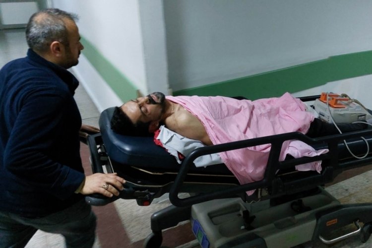 Samsun'da yemek yerken kardeşinin bı&ccedil;aklı saldırısına uğradı
