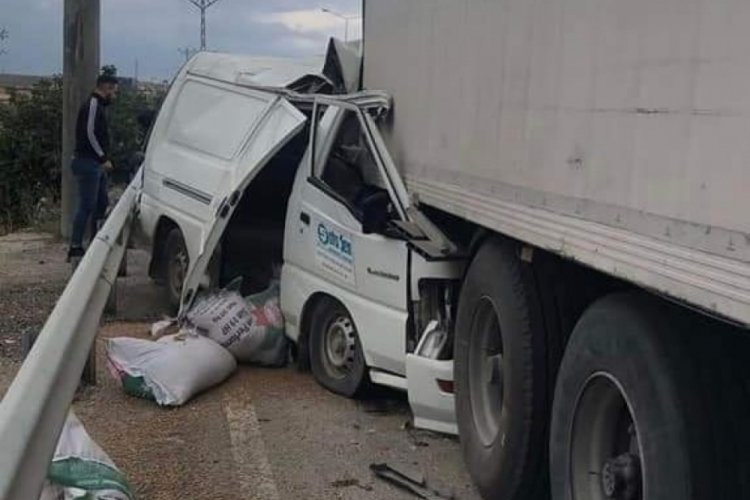 Bursa'da TIR'a &ccedil;arpan ticari aracın s&uuml;r&uuml;c&uuml;s&uuml; yaşamını yitirdi