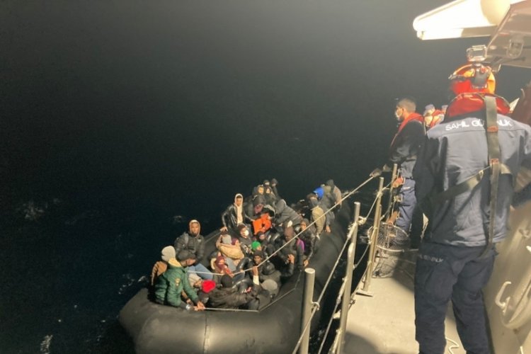 İzmir a&ccedil;ıklarında 208 d&uuml;zensiz g&ouml;&ccedil;men kurtarıldı, 94 g&ouml;&ccedil;men yakalandı