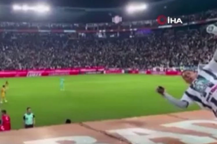 Meksika'da galibiyete sevinen taraftar trib&uuml;nden yedek kul&uuml;besine atladı