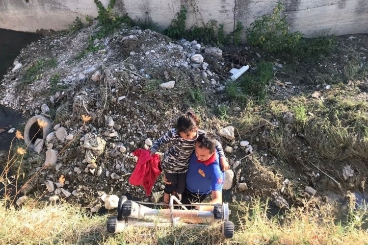 Osmaniye'de derede mahsur kalan &ccedil;ocukların yardımına itfaiye yetişti