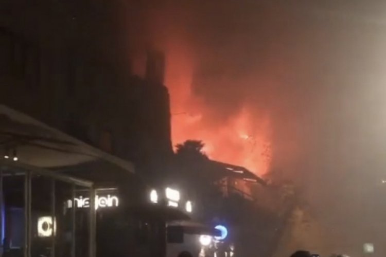 İstanbul'da 2 katlı ahşap binada bulunan l&uuml;ks kafe alev alev yandı