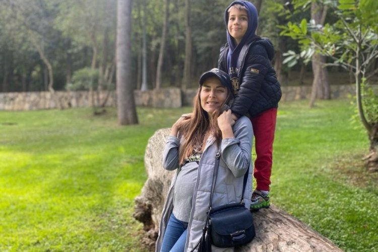Burcu Kara, oğlu Ali &Ccedil;ınar ile poz verdi