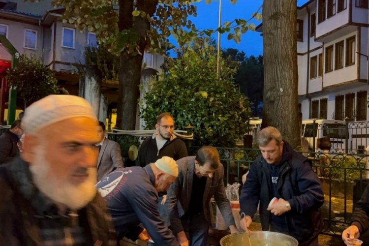Bursa'da şehit madenciler i&ccedil;in &ccedil;orba dağıtıldı