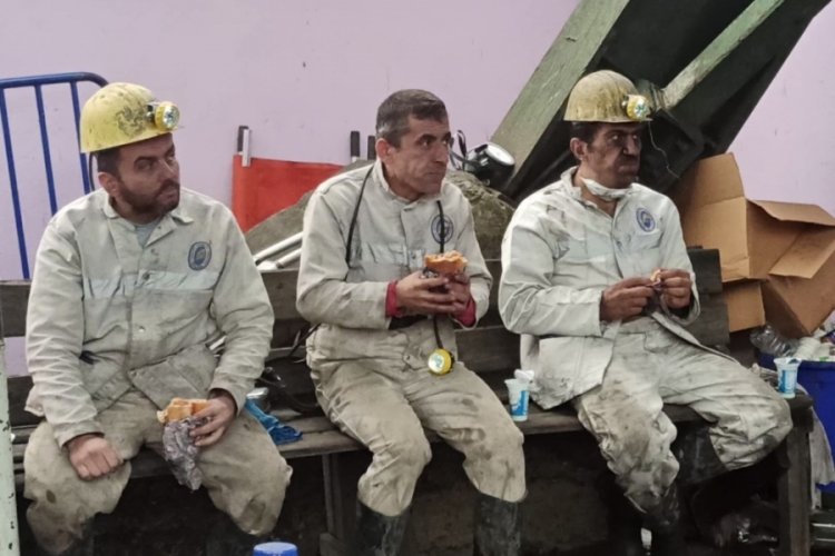 Madendeki yangını s&ouml;nd&uuml;rme &ccedil;alışmalarına katılan iş&ccedil;i: Bizim ekmeğimiz yer altındaymış...