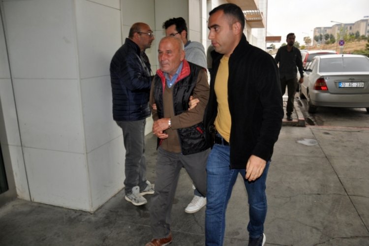 Karaman'da eşini bı&ccedil;aklayan şahıs, soru soran gazeteciye: Seni de bı&ccedil;aklarım