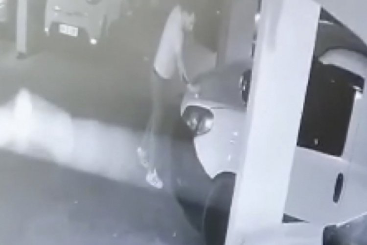 İstanbul'da park yeri i&ccedil;in tartıştığı komşusunun aracını benzin d&ouml;k&uuml;p yaktı
