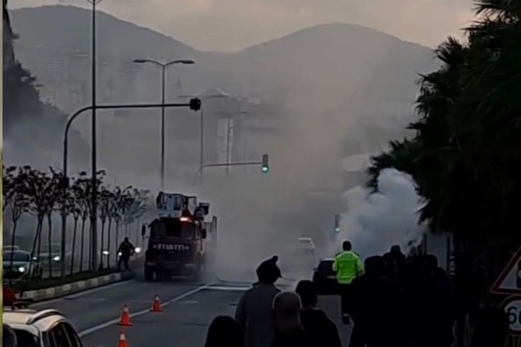 Zonguldak'ta akaryakıt istasyonlarının karşısında ara&ccedil; alev alev yandı