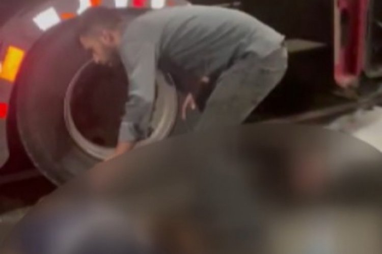 Kahramanmaraş'ta lastik değiştiren tır s&uuml;r&uuml;c&uuml;lerine otomobil &ccedil;arptı: 4 yaralı
