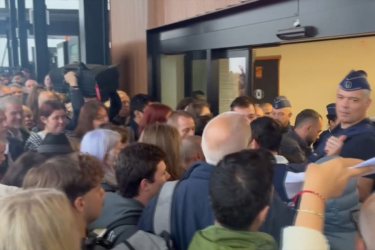 Bel&ccedil;ika'da havalimanındaki grev izdihama neden oldu: Yaralılar var