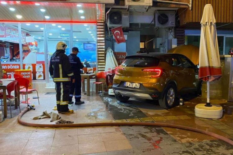 Antalya'da 82 yaşındaki s&uuml;r&uuml;c&uuml;, trafiği ayağa kaldırdı!