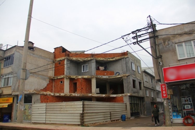 Bursa'da yarısı yıkılmış binada 6 aydır yaşıyorlar