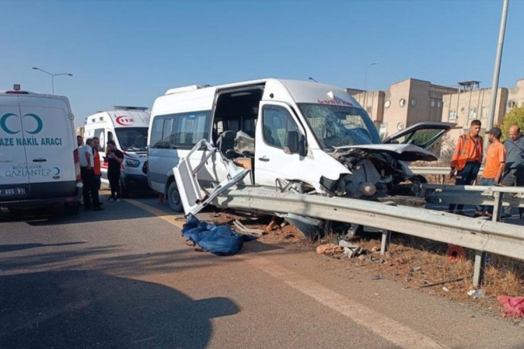 İş&ccedil;ileri taşıyan servis bariyerlere saplandı: 1 &ouml;l&uuml;