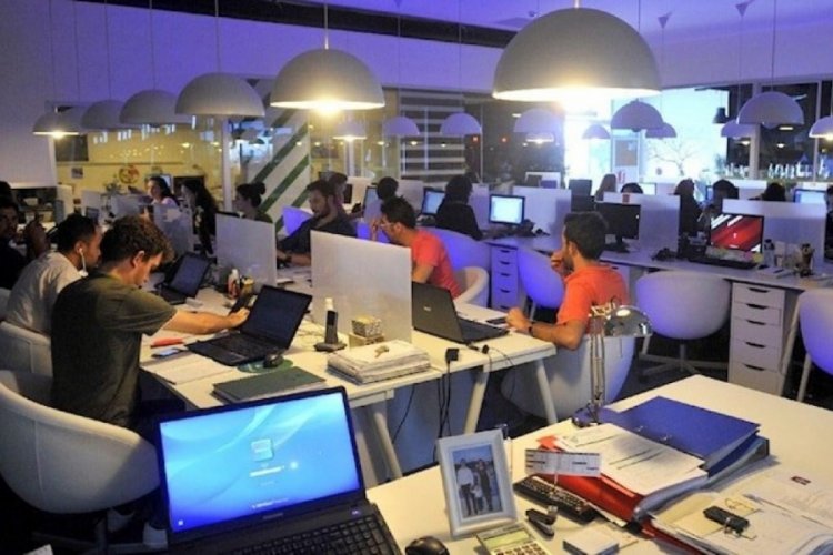 İngiltere'de haftada d&ouml;rt g&uuml;n &ccedil;alışma geliyor