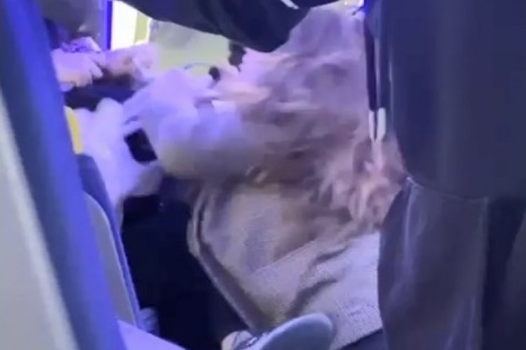 İstanbul'da minib&uuml;ste 3 kadın arasında kavga &ccedil;ıktı