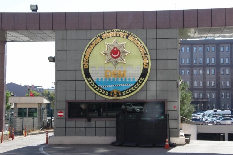Diyarbakır'da 10 yıl kesinleşmiş hapis cezası bulunan h&uuml;k&uuml;ml&uuml; yakalandı