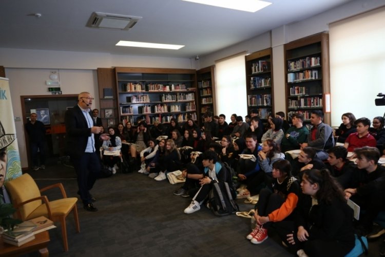 Bursa'da Levent &Uuml;z&uuml;mc&uuml;'den &ouml;ğrencilere: Kendini seven insan okumalıdır
