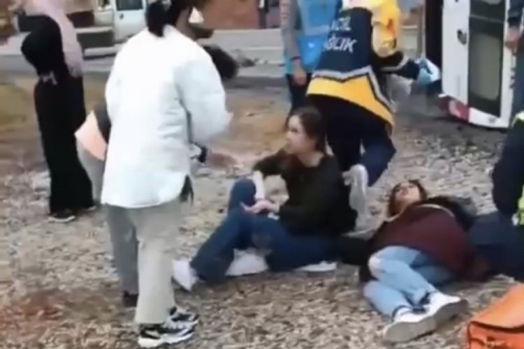 &Ccedil;anakkale'de korkun&ccedil; kaza! Minib&uuml;s ile kamyonet &ccedil;arpıştı: 6 yaralı