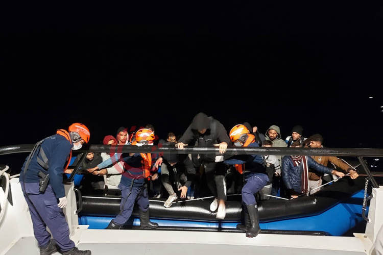 Yunanistan'ın ittiği 40 d&uuml;zensiz g&ouml;&ccedil;men kurtarıldı